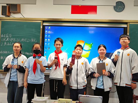 “书香润心灵，经典伴成长”…